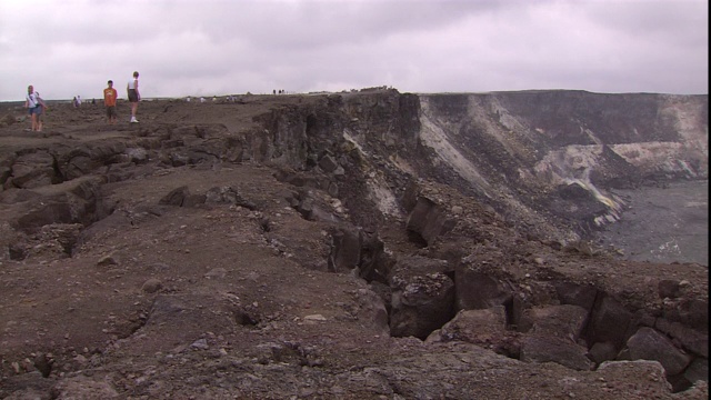 游客在火山国家公园检查基拉韦厄火山口。视频素材