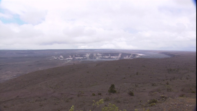 夏威夷基拉韦厄火山上空笼罩着低矮的云层。视频素材