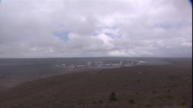 低云笼罩在夏威夷基拉韦厄火山上空。视频素材