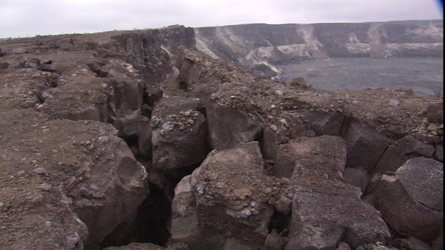 火山岩石排列在基拉韦厄火山口的边缘。视频素材