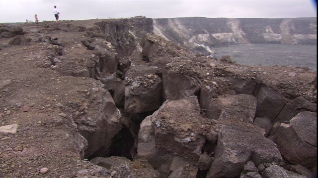 游客在火山国家公园检查基拉韦厄火山口。视频素材