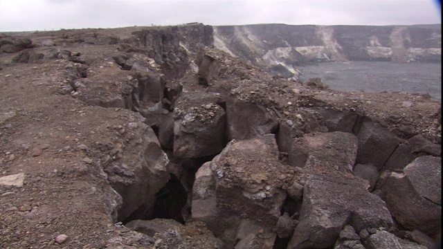 火山岩石排列在基拉韦厄火山口的边缘。视频素材