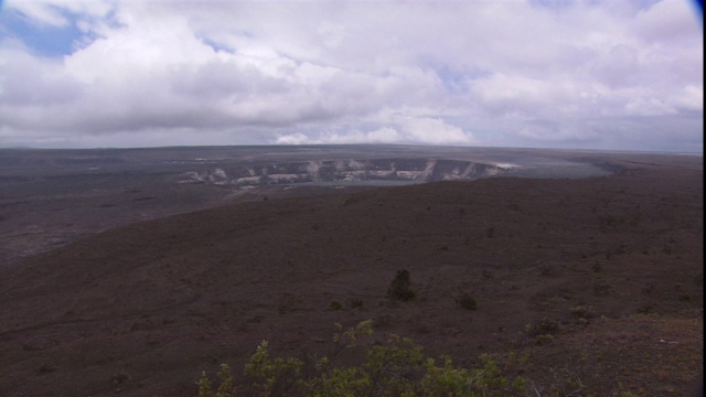 夏威夷基拉韦厄火山周围的熔岩田。视频素材