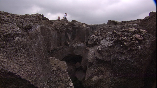 游客参观夏威夷的基拉韦厄火山口。视频素材