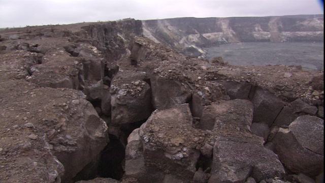 夏威夷基拉韦厄火山口的边缘周围是一堆杂乱的火山岩。视频素材