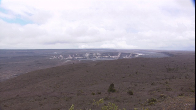 基拉韦厄火山火山口周围是一片贫瘠的土地。视频素材