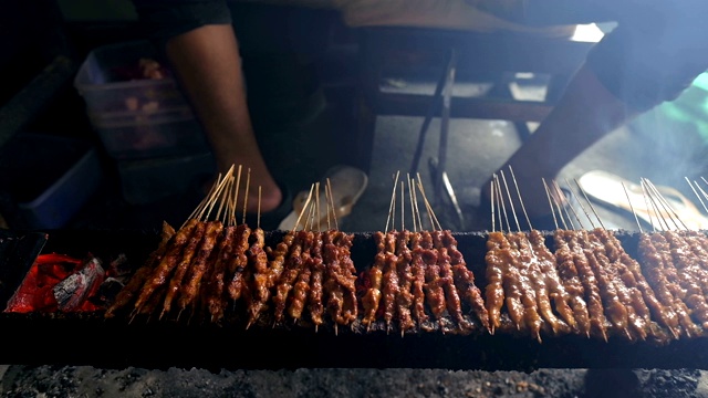 街头小吃小贩烤沙嗲，烤肉串视频素材