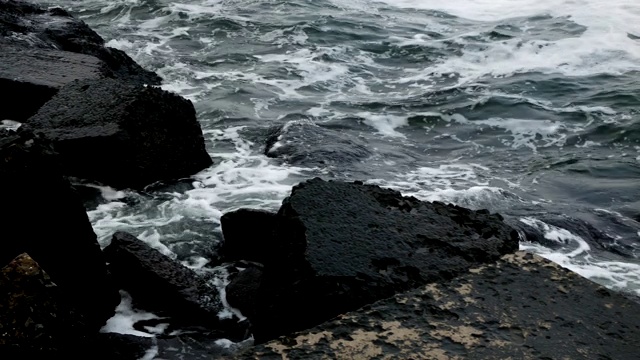 海滩上秋海上的风暴视频素材