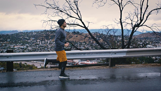 雨中奔跑的人视频素材