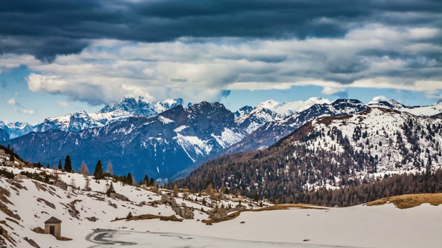 意大利Dolomites山区的Passo Falzarego的黎明，4k时间视频素材