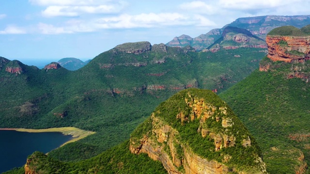 南非的布莱德河峡谷和他的三个隆达维尔。美丽的风景，充满了自然和完美的旅行和假日-鸟瞰图与无人机视频素材