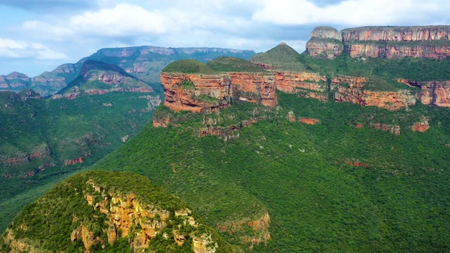 南非的布莱德河峡谷和他的三个隆达维尔。美丽的风景，充满了自然和完美的旅行和假日-鸟瞰图与无人机视频素材