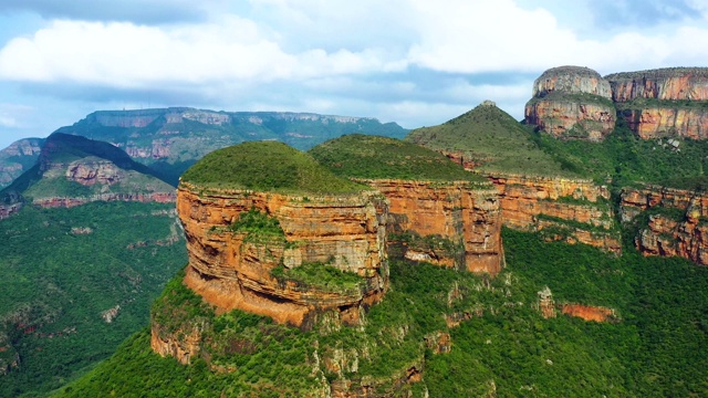 南非的布莱德河峡谷和他的三个隆达维尔。美丽的风景，充满了自然和完美的旅行和假日-鸟瞰图与无人机视频素材