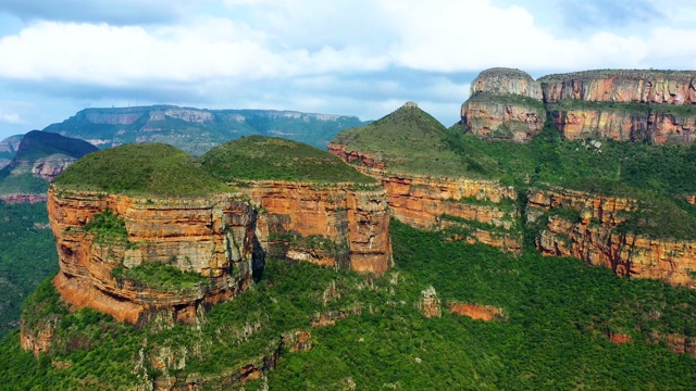 南非的布莱德河峡谷和他的三个隆达维尔。美丽的风景，充满了自然和完美的旅行和假日-鸟瞰图与无人机视频素材