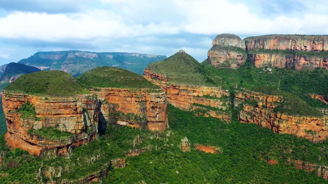 南非的布莱德河峡谷和他的三个隆达维尔。美丽的风景，充满了自然和完美的旅行和假日-鸟瞰图与无人机视频素材