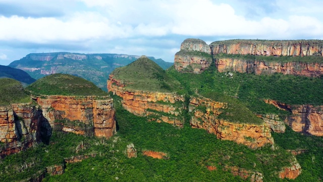 南非布莱德河峡谷上空的无人机鸟瞰图。美丽的自然景观，完美的旅游和度假视频素材