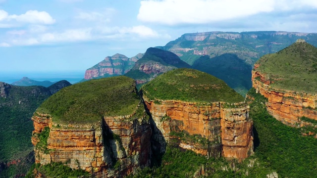 南非布莱德河峡谷上空的无人机鸟瞰图。美丽的自然景观，完美的旅游和度假视频素材