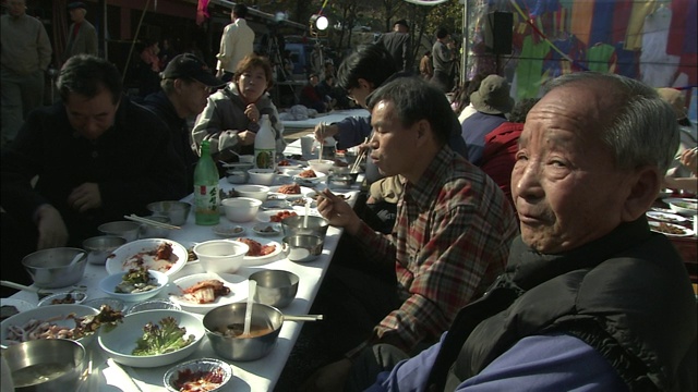 韩国人在金花仪式上吃食物。视频素材