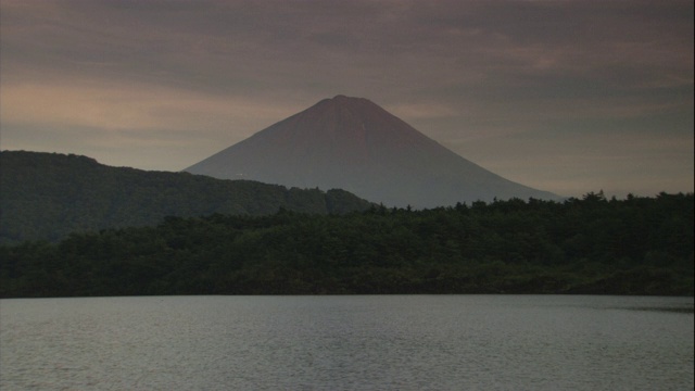 富士山在黄金时间俯瞰着湖泊和森林。视频素材