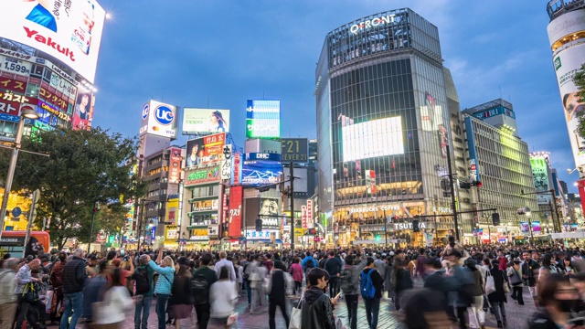 4K分辨率的时间推移拥挤的人穿过东京涩谷市，日本著名的地方，东京旅游景点地标，亚洲城市的生活方式视频素材