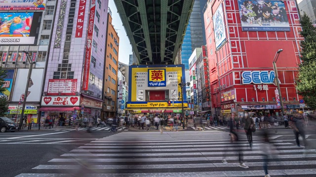 4K分辨率Time Lapse拥挤的人群穿过东京秋叶原市的道路，日本著名的地方，东京旅游景点地标，亚洲城市的生活方式视频素材