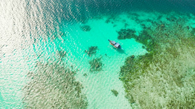 泻湖中清澈的蓝色海水视频素材