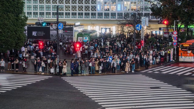 4K分辨率的时间推移拥挤的人穿过东京涩谷市，日本著名的地方，东京旅游景点地标，亚洲城市的生活方式视频素材