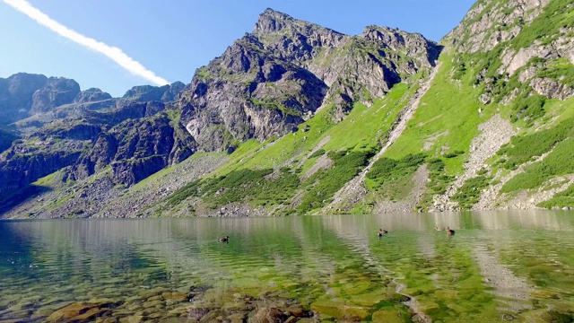 Czarny Staw Gasienicowy在夏天的底部视图，塔特拉山，波兰视频素材