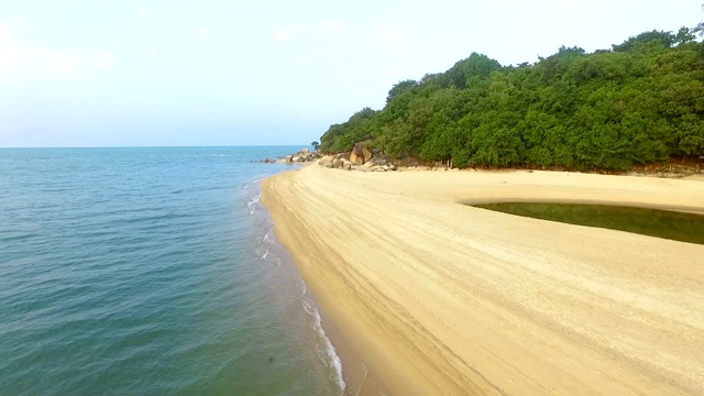 航拍地标鸟瞰俯视图，美丽的白色沙滩，清澈的蓝色海浪一些岩石非常美丽。在奥玛瑙海滩，视频下载