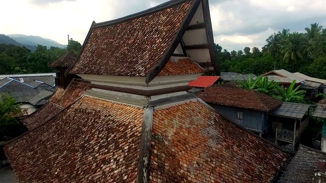 航拍地标鸟瞰，古老的木制清真寺。有300年历史的塔洛马诺清真寺，是那拉提瓦最古老的清真寺之一，也是游客研究历史的重要地标。视频下载