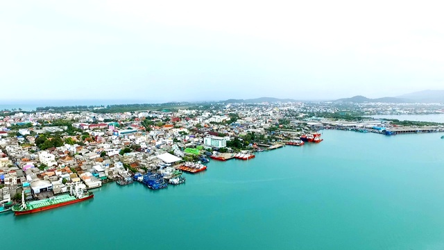 从泰国松卡老城顶部俯瞰，紧挨着河边，这是一个有趣的旅游城市。在下雨之前，天气很凉爽。视频素材