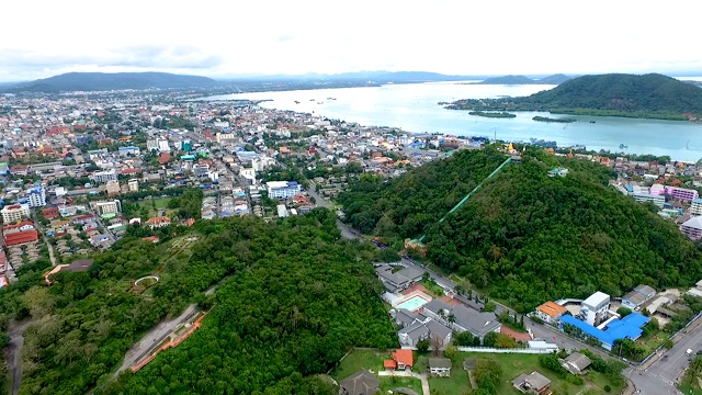 从泰国松卡老城顶部俯瞰，紧挨着河边，这是一个有趣的旅游城市。在下雨之前，天气很凉爽。视频素材