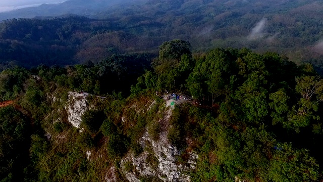 哈拉巴拉雨林中的落基山脉在晨雾中。它对喜欢徒步旅行的游客很有吸引力。在泰国南部。视频下载