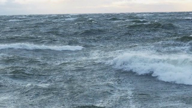 暴风雨时海浪很大视频素材