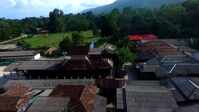 航拍地标鸟瞰，古老的木制清真寺。有300年历史的塔洛马诺清真寺，是那拉提瓦最古老的清真寺之一，也是游客研究历史的重要地标。视频素材