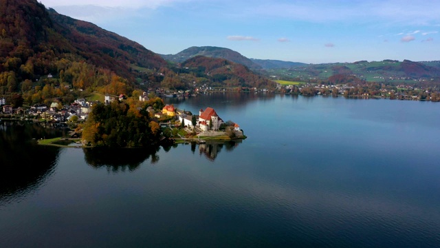 奥地利萨尔兹卡默古特特朗湖著名的特朗基兴教堂视频素材