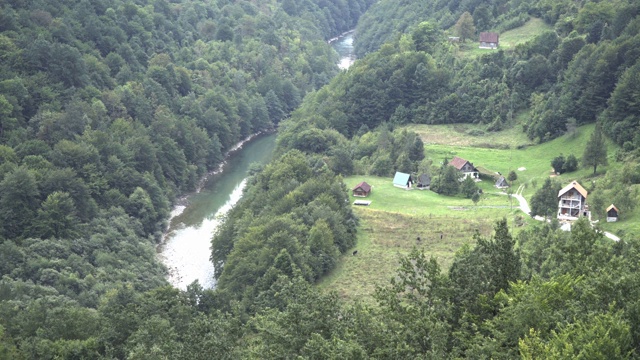 从塔拉河峡谷的德德维卡桥上观看。黑山共和国视频素材