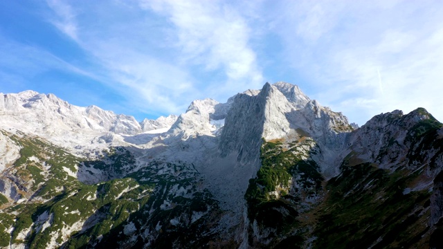 上奥地利萨尔兹卡默古特地区山峰的鸟瞰图视频素材