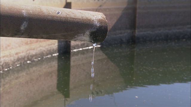 水滴进水槽。视频素材