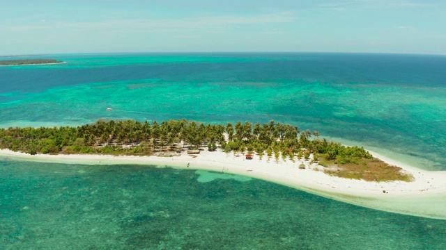 沙滩和蓝色大海的旅游理念。Balabac,菲律宾巴拉望省视频素材