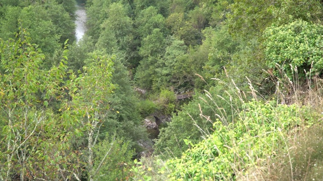 石桥在黑山山中横跨一山涧视频素材