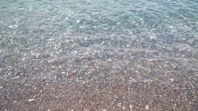 岸边有清澈的海水。在海滩上冲浪视频素材