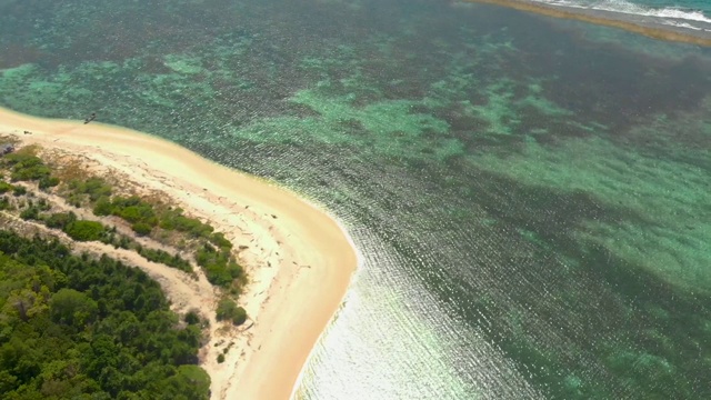 4K鸟瞰整个小岛被蔚蓝的海水和珊瑚礁包围在菲律宾视频素材