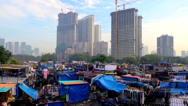 Dhobi Ghat是印度孟买的一家露天自助洗衣店。这些洗衣工被称为多比(dhobi)，他们在露天工作，为孟买的酒店和医院清洗衣物和亚麻布。视频素材