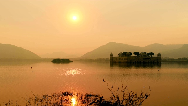 Jal Mahal(意为水宫)是印度拉贾斯坦邦首府斋浦尔曼萨加尔湖中部的一座宫殿。视频素材