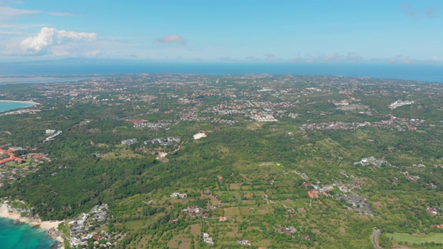 热带绿松石海洋和景观在巴厘岛，鸟瞰图。视频素材