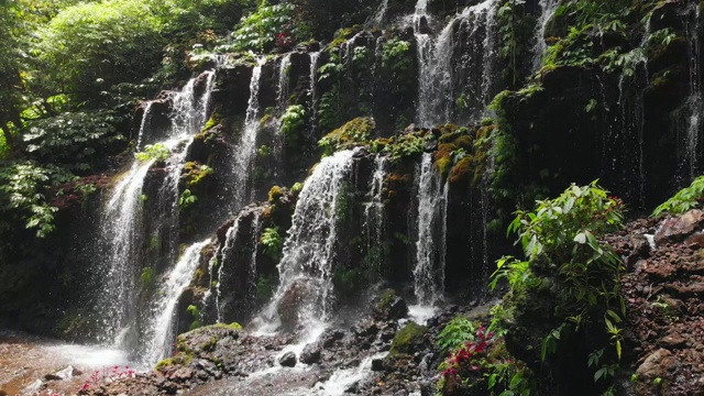 热带森林中惊人的瀑布。印尼巴厘岛。鸟瞰图视频素材