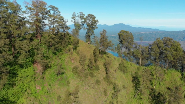 巴图尔火山和森林与湖泊在巴厘岛鸟瞰图视频素材