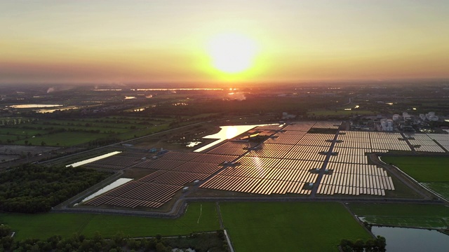 太阳农场的日落在鸟瞰图视频素材