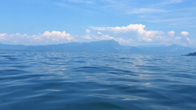 移动的加尔达湖全景，意大利视频素材